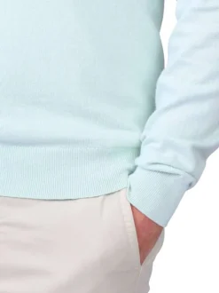 Pull en coton bleu ciel uni avec une coupe droite et un col V