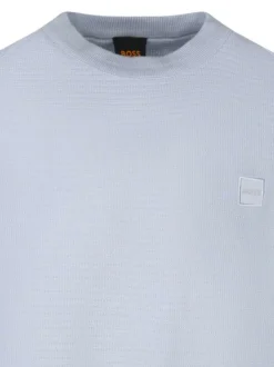 Pull en coton bleu clair uni avec une coupe droite et un col rond