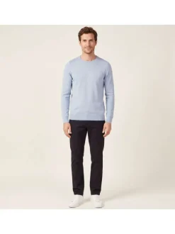Pull en coton bleu uni avec une coupe droite et un col rond