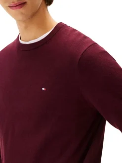 Pull en coton bordeaux uni avec un col rond et des manches longues