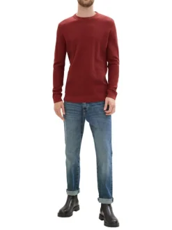 Pull en coton bordeaux uni avec une coupe droite et un col rond