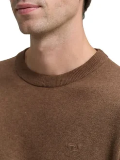 Pull en coton brun uni avec un col rond et des manches longues