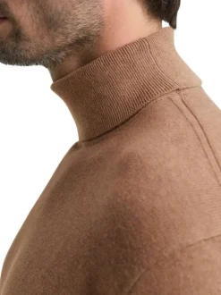 Pull en coton brun uni avec un col roulé et des manches longues