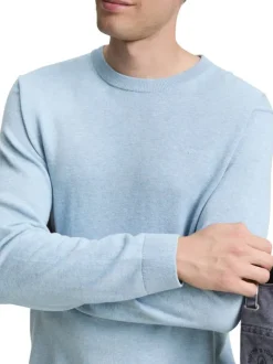 Pull en coton ciel uni avec une coupe droite et un logo brodé à la poitrine