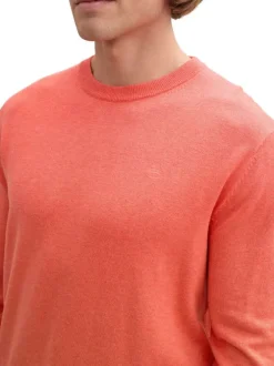 Pull en coton corail chiné avec un col rond et le logo de la marque brodé