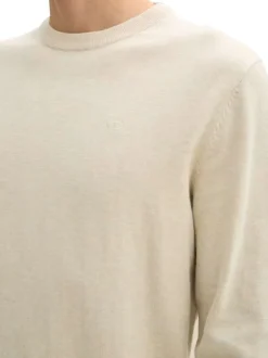Pull en coton écru chiné avec un col rond et le logo de la marque brodé