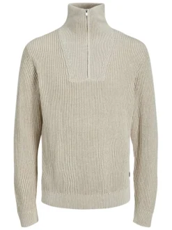 Pull en coton écru jersey avec une coupe droite et un col camionneur