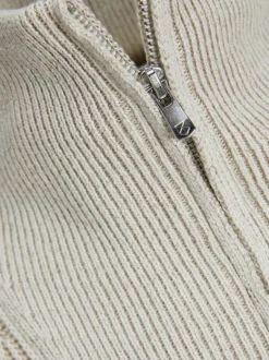 Pull en coton écru jersey avec une coupe droite et un col camionneur