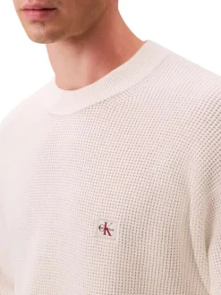 Pull en coton écru à maille effet gaufrée avec un col rond et coupe droite