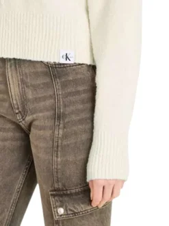 Pull en coton écru uni avec un col montant et des manches longues