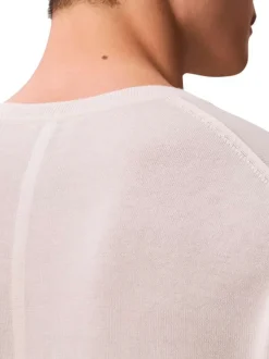 Pull en coton écru uni avec un col rond et des manches longues
