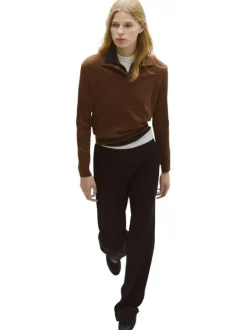 Pull en coton et laine chocolat uni avec une coupe droite et un col polo