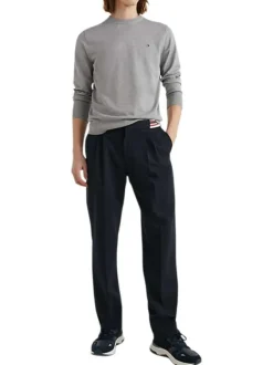 Pull en coton gris chiné avec logo de la marque brodé à gauche de la poitrine