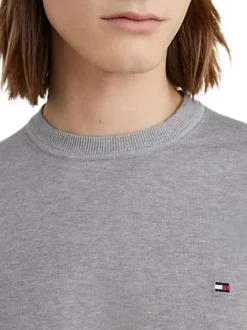 Pull en coton gris chiné avec logo de la marque brodé à gauche de la poitrine