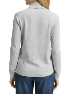Pull en coton gris clair avec un col roulé et des manches longues