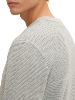Pull en coton gris clair uni maille serrée avec une coupe droite et col rond