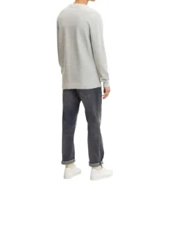 Pull en coton gris clair uni maille serrée avec une coupe droite et col rond