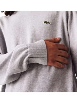 Pull en coton gris uni coupe droite avec un col rond et logo poitrine