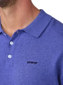 Pull en coton indigo uni avec une coupe droite et un col à revers