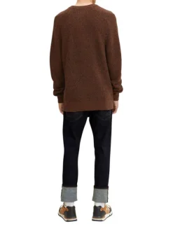 Pull en coton maille moulinée marron avec une coupe droite et col rond