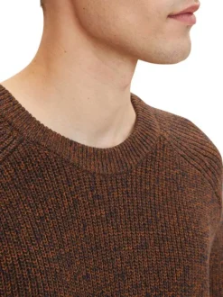 Pull en coton maille moulinée marron avec une coupe droite et col rond