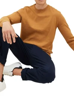 Pull en coton maille piquée camel avec une coupe droite et un col rond