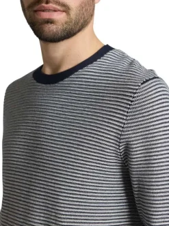 Pull en coton marine à rayures avec une coupe droite et un col rond