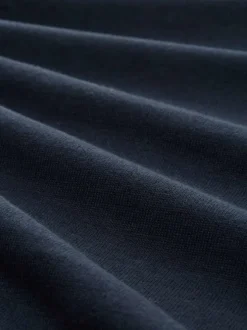 Pull en coton marine uni avec un col roulé et des manches longues