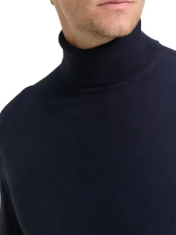 Pull en coton marine uni avec un col roulé et des manches longues