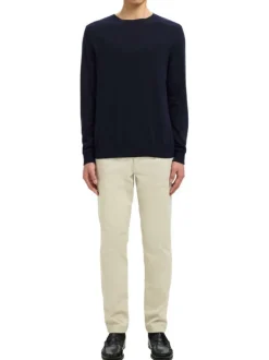Pull en coton marine uni pourvu d'une coupe droite et d'un col rond