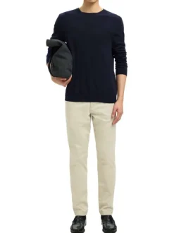 Pull en coton marine uni pourvu d'une coupe droite et d'un col rond