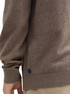 Pull en coton marron uni avec une coupe droite et un col roulé