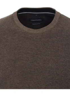 Pull en coton mélangé marron chiné avec patch blanc cousu en bas à gauche