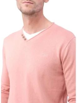 Pull en coton mélangé pêche chiné avec une coupe droite et un col v