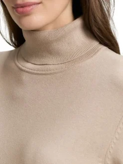 Pull en coton mélangé taupe avec un col roulé finement côtelé