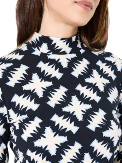 Pull en coton noir et écru à motif fantaisie avec un col montant