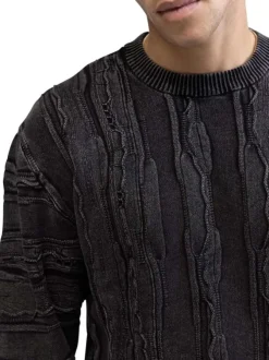 Pull en coton noir pourvu d'un col rond et de manches longues