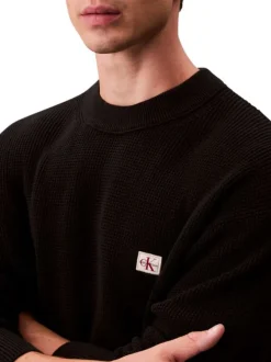 Pull en coton noir uni coupe ajustée col rond en maille gaufrée