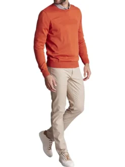 Pull en coton rouge brique uni à coupe ajustée avec le logo ton sur ton