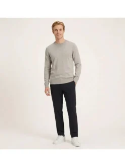 Pull en coton taupe uni avec une coupe droite et un col rond