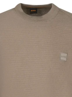 Pull en coton taupe uni à coupe ajustée avec un col rond et un logo brodé