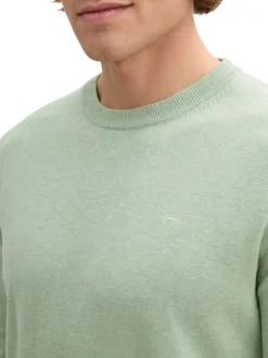 Pull en coton vert chiné avec un col rond et le logo de la marque brodé