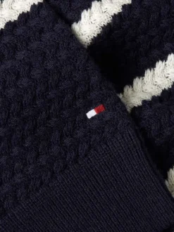 Pull en laine marine à rayures blanches avec une coupe droite et un col rond