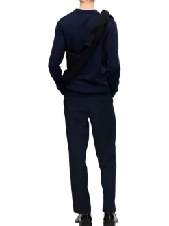 Pull en laine merinos marine uni avec une coupe droite et un col polo
