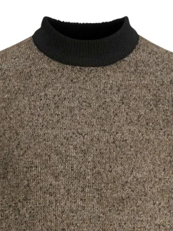 Pull en laine mélangée camel moucheté avec une coupe droite et un col montant