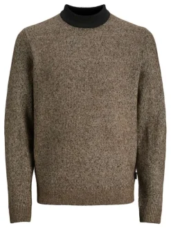 Pull en laine mélangée camel moucheté avec une coupe droite et un col montant