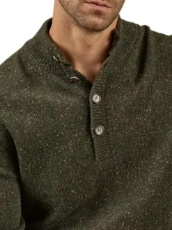 Pull en laine mélangée kaki moucheté avec une coupe droite et un col montant