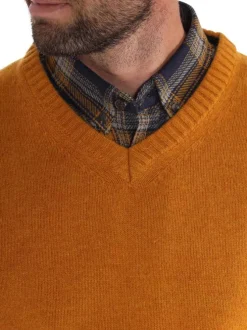 Pull en laine moutarde uni avec des renforts aux coudes et un col en V