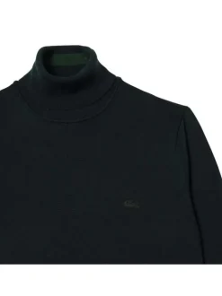 Pull en laine vert sapin avec un col roulé et une coupe droite