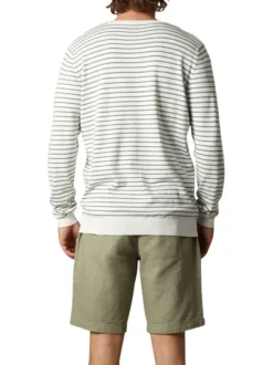 Pull fin blanc à rayures vertes sauge avec un col rond et une coupe droite